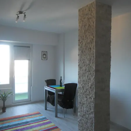 Reyna Apartment, Faleza Nord