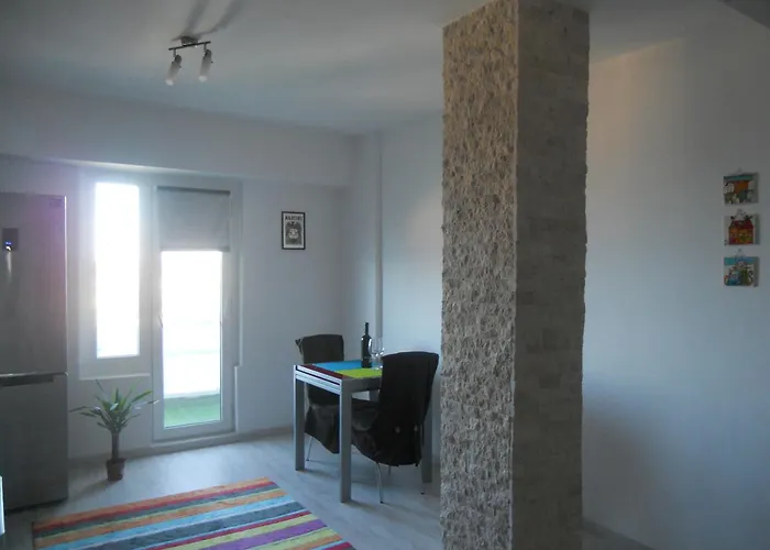 Reyna Apartment, Faleza Nord