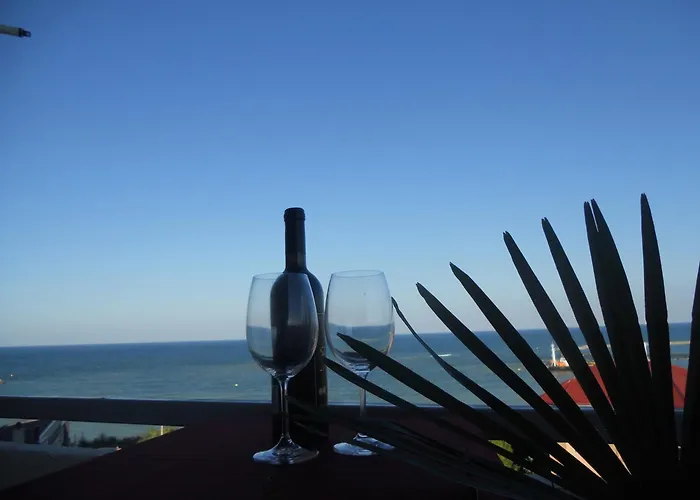 Reyna Apartment, Faleza Nord *